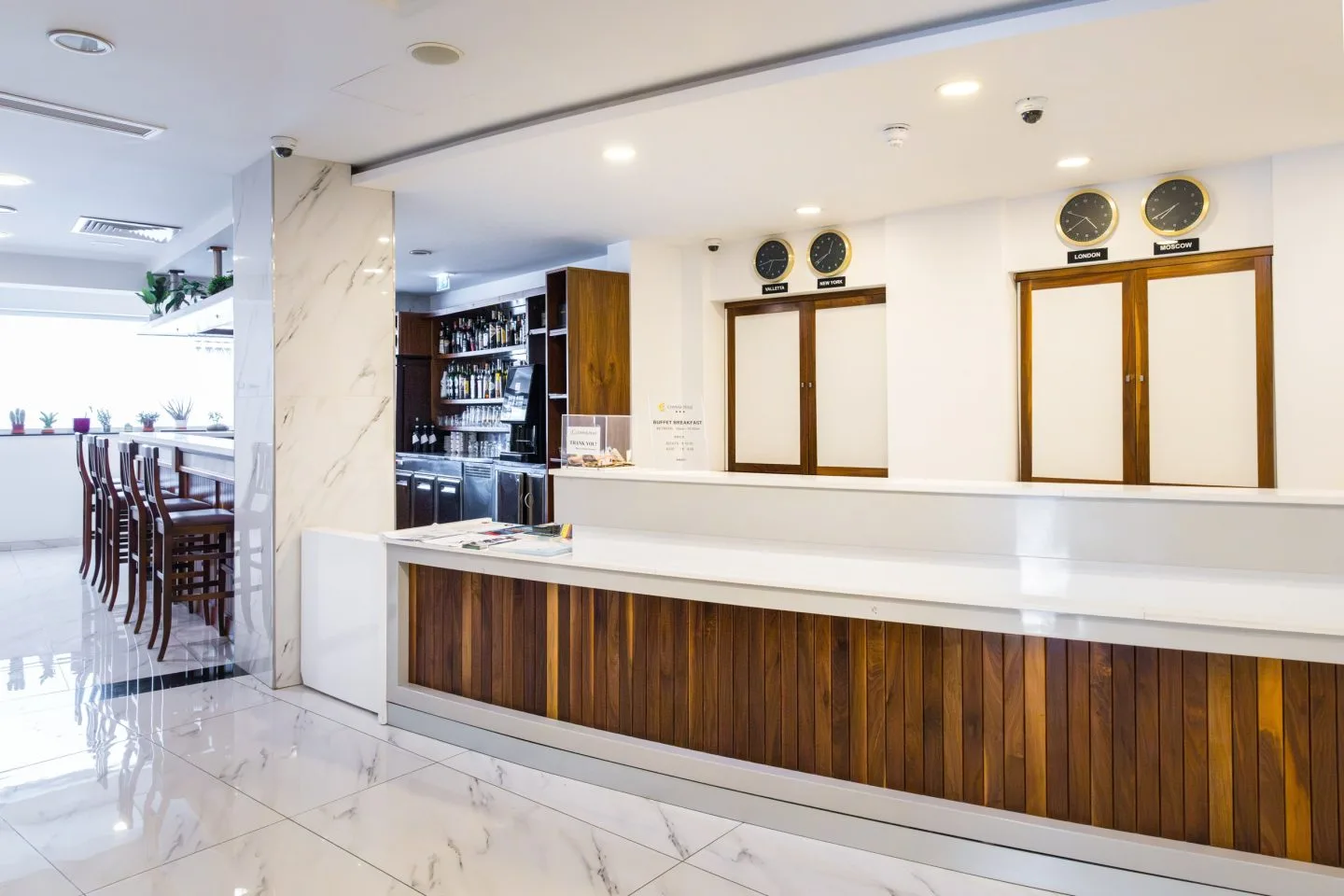 The 24-hour reception desk at Cerviola Hotel
